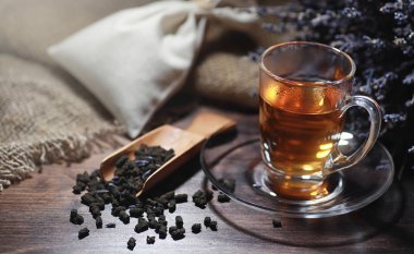 Bira ile servis masasında demlenmiş çay