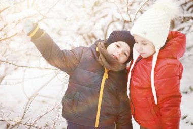 Kış parkında çocuklar oyun oynuyor