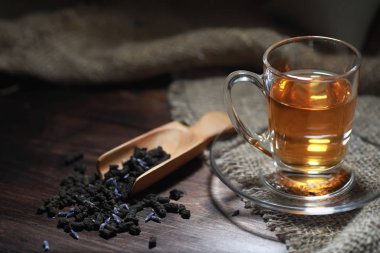 Bira ile servis masasında demlenmiş çay