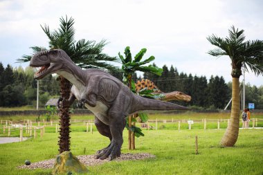 Dinozorlar Park. Bir dinazor doğa arka plan üzerinde. Oyuncak dinozor amusement park