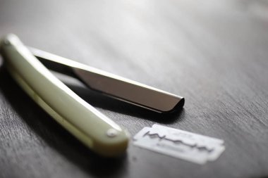 Ahşap arka planda tıraş aksesuarları 