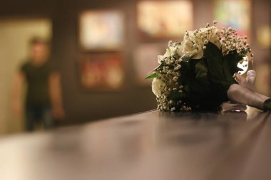 Düğün aksesuarları. Gelin buketi ve şampanya bardağı.