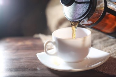 Bira ile servis masasında demlenmiş çay