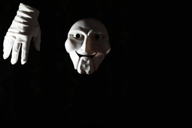 Siyah arka planda beyaz, korkunç bir maske..