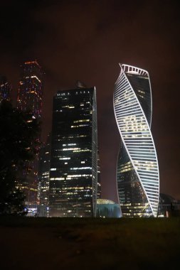 İş Merkezi ile yüksek gökdelenler