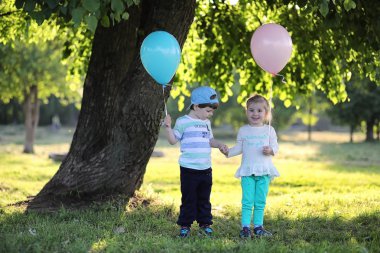 Küçük çocuk bir parkta yürüyüş