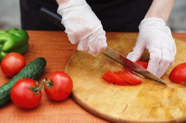 Masada akşam yemeği için taze çiftlik sebze aşçı keser