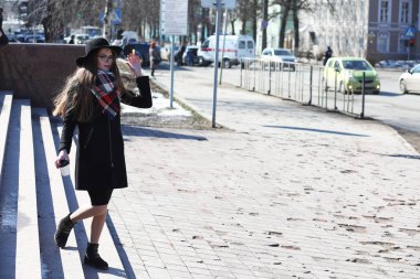 Güneşli havalarda bir yürüyüşte kız