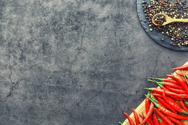 Acı kırmızı biber. Siyah üzerine Şili biberi.