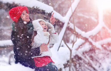 Bir kış masal, genç bir anne ve kızı bir kızak sürmek