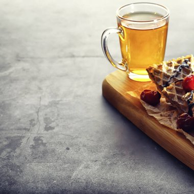 Waffle 'lı tatlı ve işteki öğle yemeğinde çay.