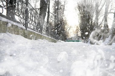 Karlı kış gününde bir adam şehirde yürüyor..