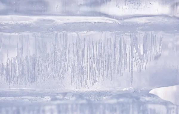 Güneşin altında bir bahar gününde buz dokusu.