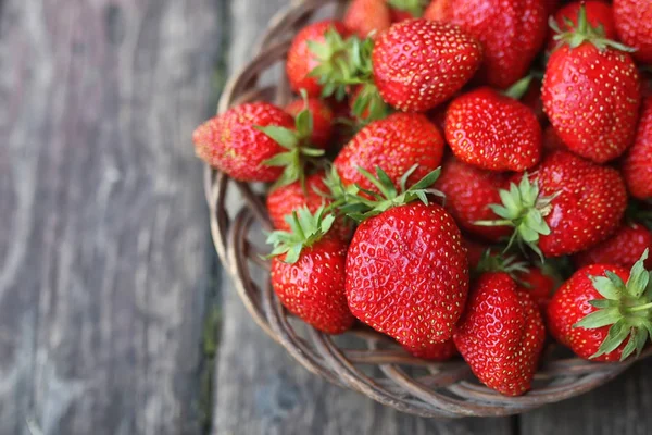 Rustik ahşap zemin üzerine çilek