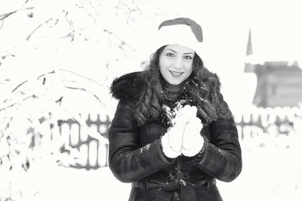 美丽的女孩在冬天雪黑白 — 图库照片