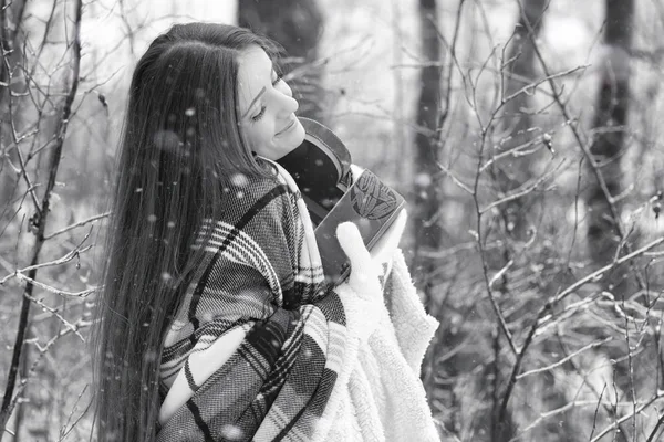 Una chica en un día nublado de invierno —  Fotos de Stock