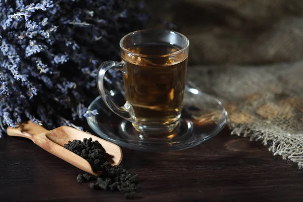 Főzött Tea Egy Tálalóasztalon Brewinnal — Stock Fotó