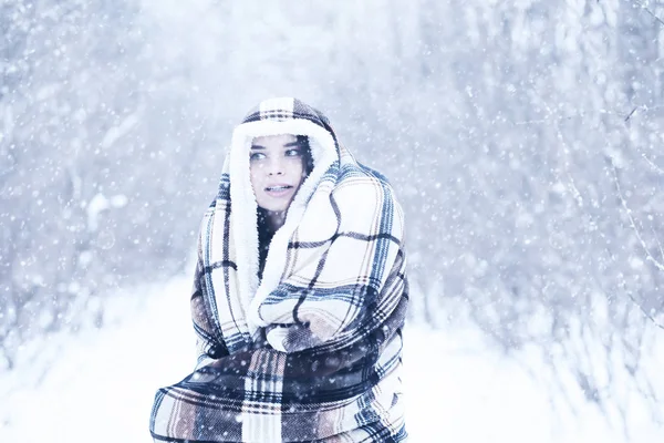 Hermosa chica en una hermosa nieve de invierno —  Fotos de Stock