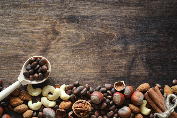 Разные орехи на деревянном столе. Кедр, кешью, фундук, вальну
