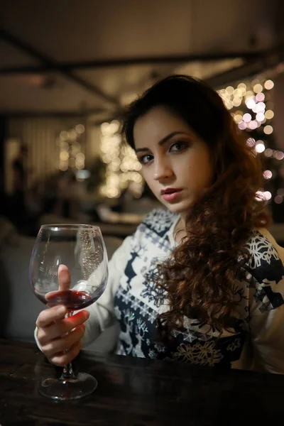 Девушка вечером отдыхает в кафе — стоковое фото