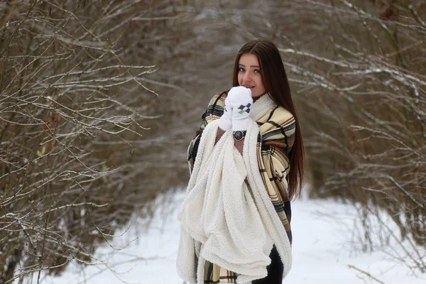 Ung vacker flicka i snöig vinterdag — Stockfoto