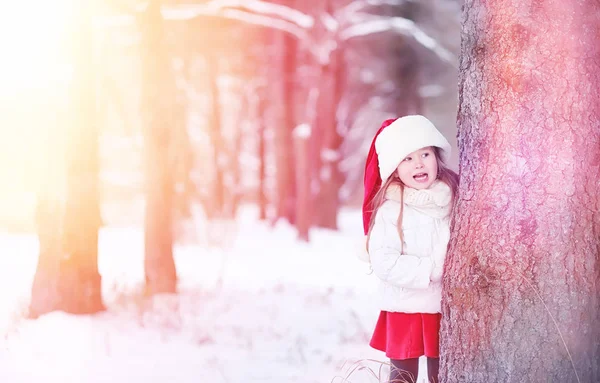 Un cuento de hadas de invierno, una joven madre y su hija montan en un trineo — Foto de Stock