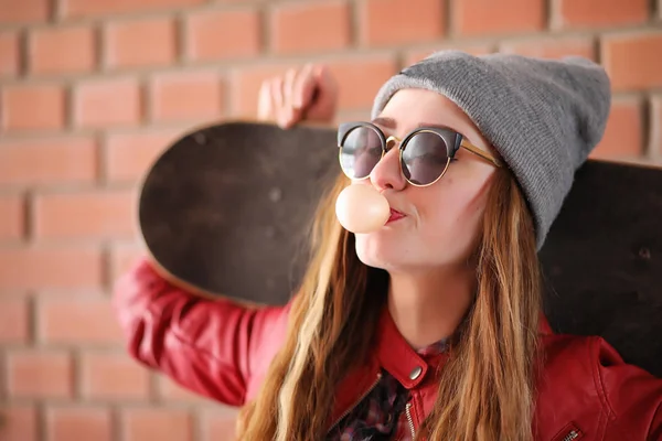 Una joven hipster está montando un monopatín. Chicas novias f — Foto de Stock