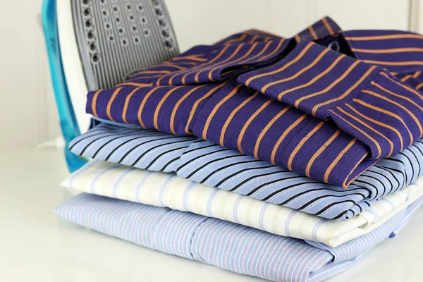 Pilha de camisas de engomar e mão — Fotografia de Stock