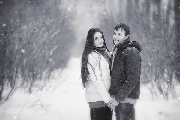 Ett älskande par på en vinterpromenad. Man och kvinna på ett datum i den — Stockfoto