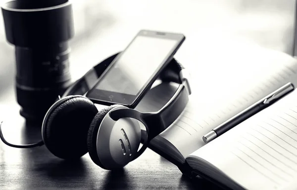 Una Pila Libros Texto Con Auriculares Negros Una Mesa —  Fotos de Stock