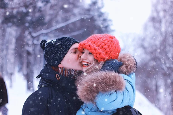 Casal Jovens Amantes Andando Parque Inverno — Fotografia de Stock