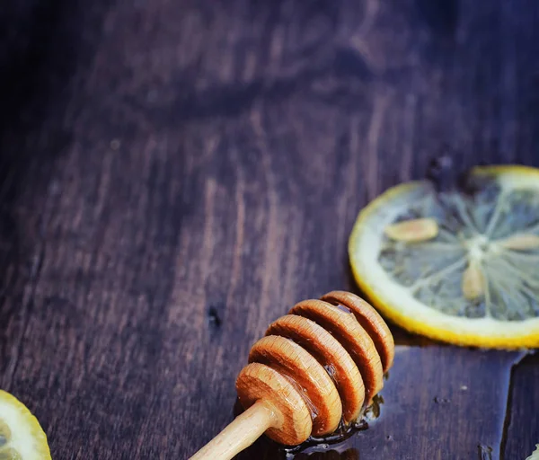 Madu Dan Lemon Tongkat Madu Dan Irisan Lemon Atas Meja — Stok Foto