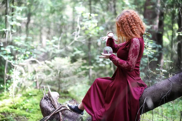 Sorcière tient une sphère rituelle — Photo