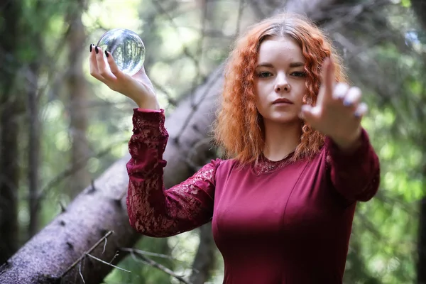 Boszorkány tart egy rituális gömb — Stock Fotó