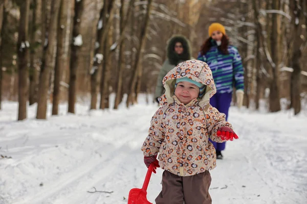 Kind loopt in de winter park en veel plezier met familie — Stockfoto