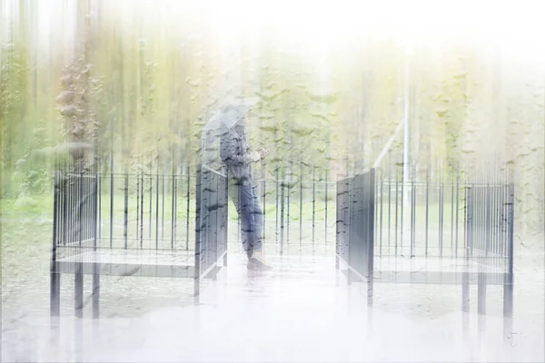 비오는 가을에 공원을 사람에 — 스톡 사진