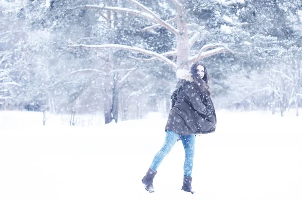 美丽的女孩在美丽的冬天雪 — 图库照片