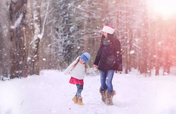 Bir kış masal, genç bir anne ve kızı bir kızak sürmek — Stok fotoğraf
