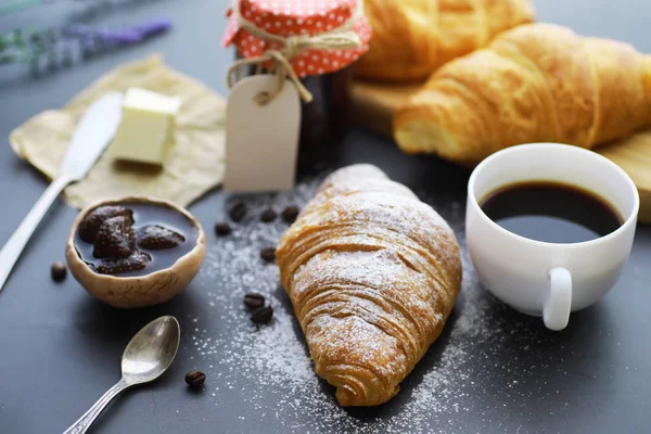 Pâtisseries Fraîches Sur Table Croissant Aromatisé Français Pour Petit Déjeuner — Photo