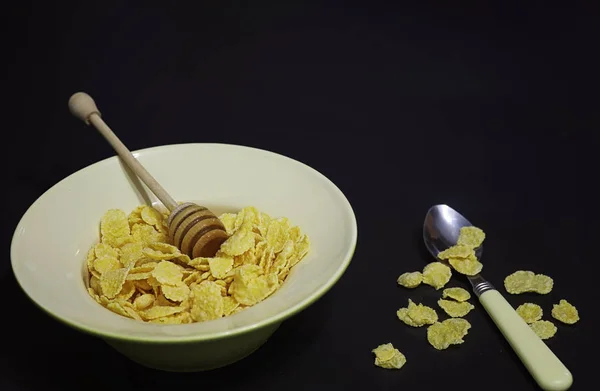 Corn flakes in a plate. Breakfast from flakes with honey and mil — Stock Photo, Image