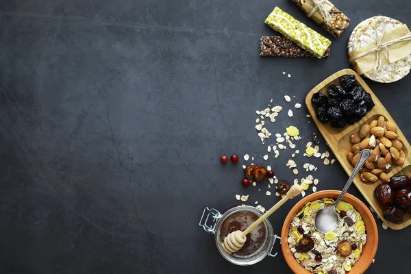 Sağlıklı kahvaltı. Süt lügatli tahıllardan Müsli.