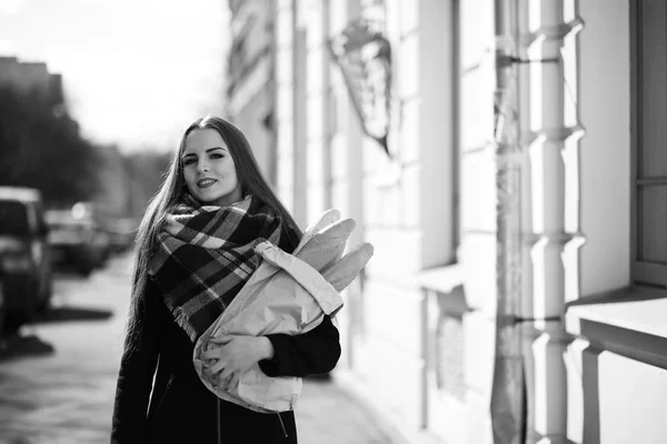 Foto in bianco e nero di una giovane ragazza in passeggiata — Foto Stock