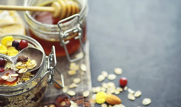 Sağlıklı kahvaltı. Mısır gevreğinden müsli..