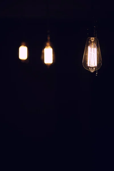 Lámparas con filamento de tungsteno. La bombilla de Edison. Filamento fila — Foto de Stock