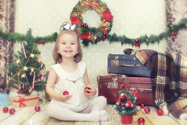 Menina e árvore de Natal — Fotografia de Stock