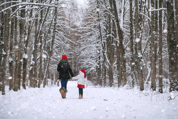 Un cuento de hadas de invierno, una joven madre y su hija montan en un trineo — Foto de Stock