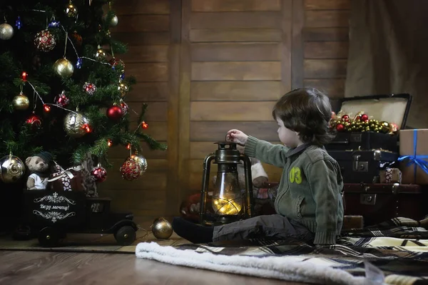 Chalild está sentado com decorações de Natal — Fotografia de Stock