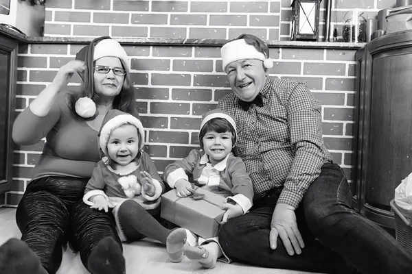 Papai Noel com crianças — Fotografia de Stock