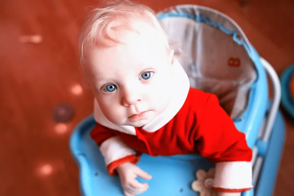 Retrato de un niño rubio con ojos azules — Foto de Stock