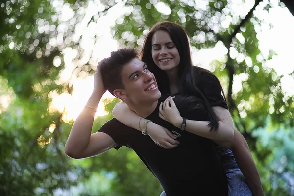 Casal jovem no primeiro encontro — Fotografia de Stock